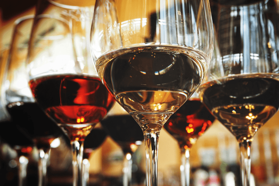 Exklusive Weinbar mit Weindegustation