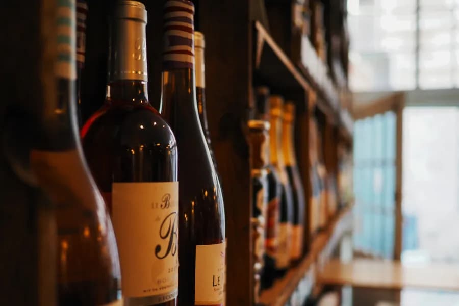 Weinbar mit Sommeliers und Weinmenüs